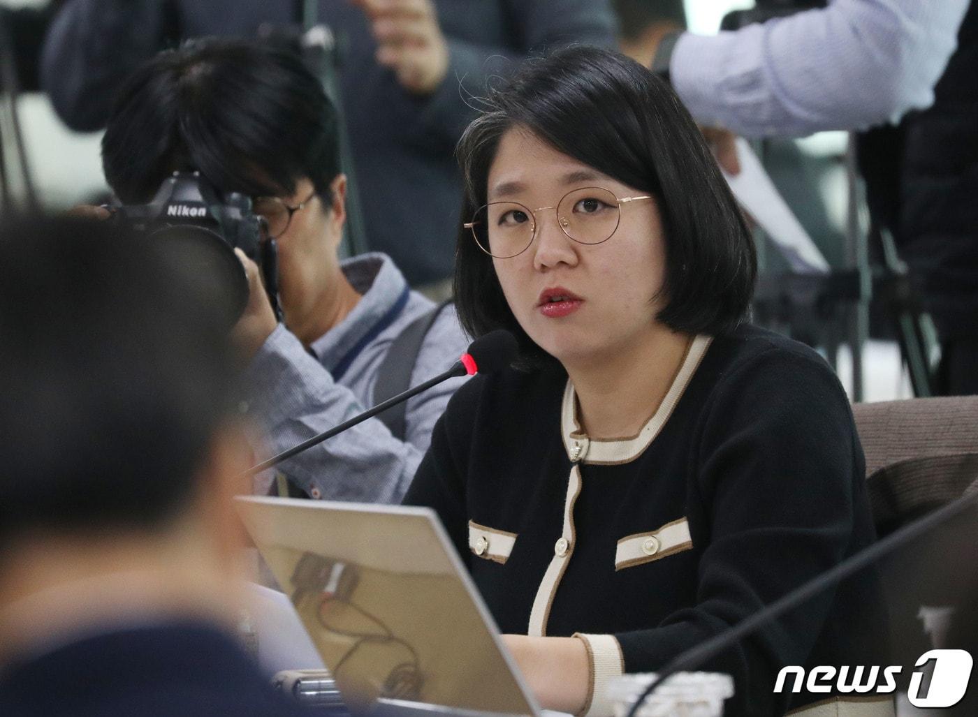 본문 이미지 - 용혜인 기본소득당 의원이 17일 오후 경기 수원시 영통구 경기도청에서 열린 국회 행정안전위원회의 경기도에 대한 국정감사에서 질의를 하고 있다. 2023.10.17/뉴스1 ⓒ News1 김영운 기자