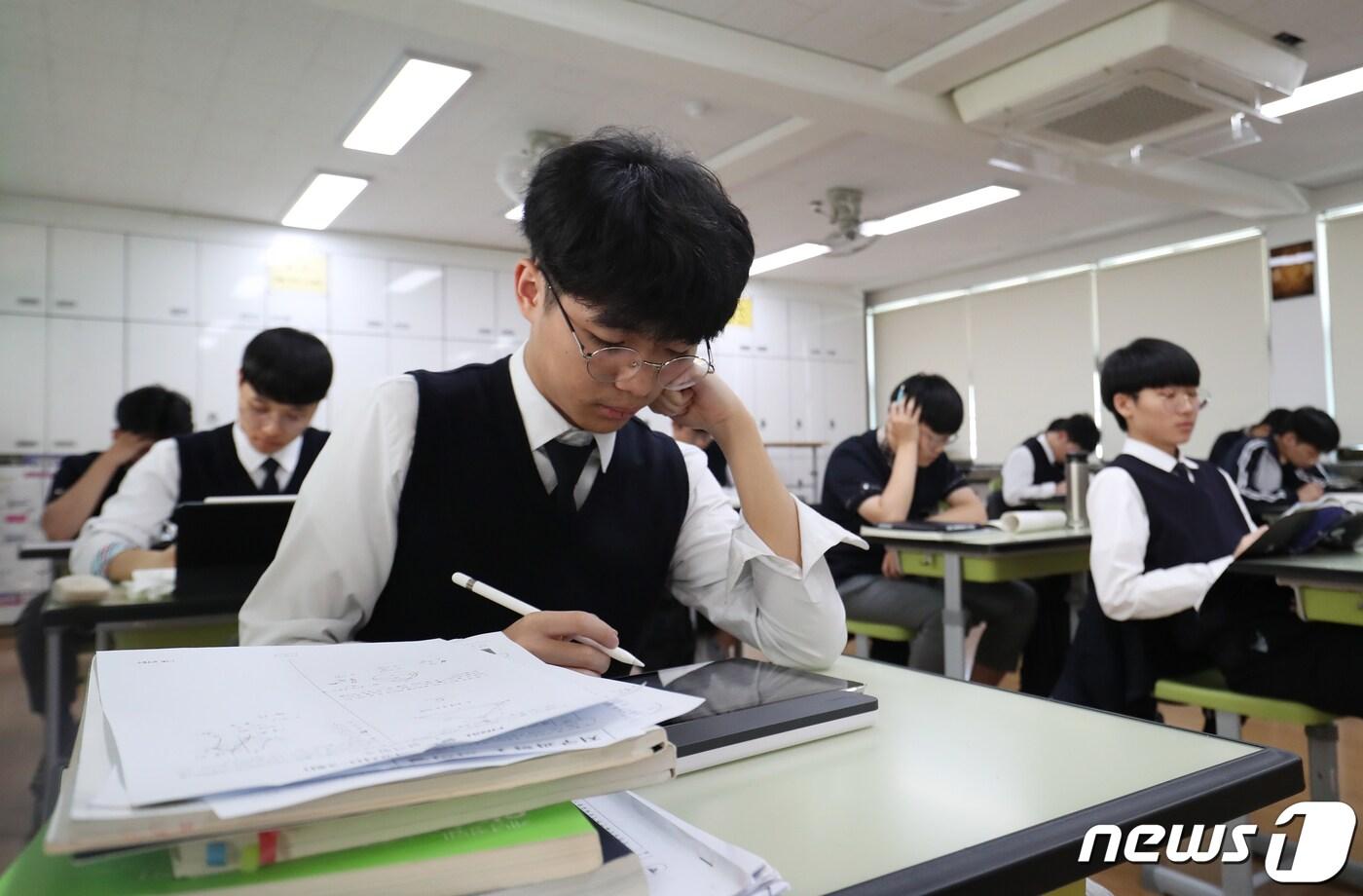 본문 이미지 - 2024학년도 대학수학능력시험을 앞두고 지난달 10월17일 부산 사하구 해동고등학교 3학년 교실에서 수험생들이 자율학습을 하고 있다. 2023.10.17/뉴스1 ⓒ News1 윤일지 기자