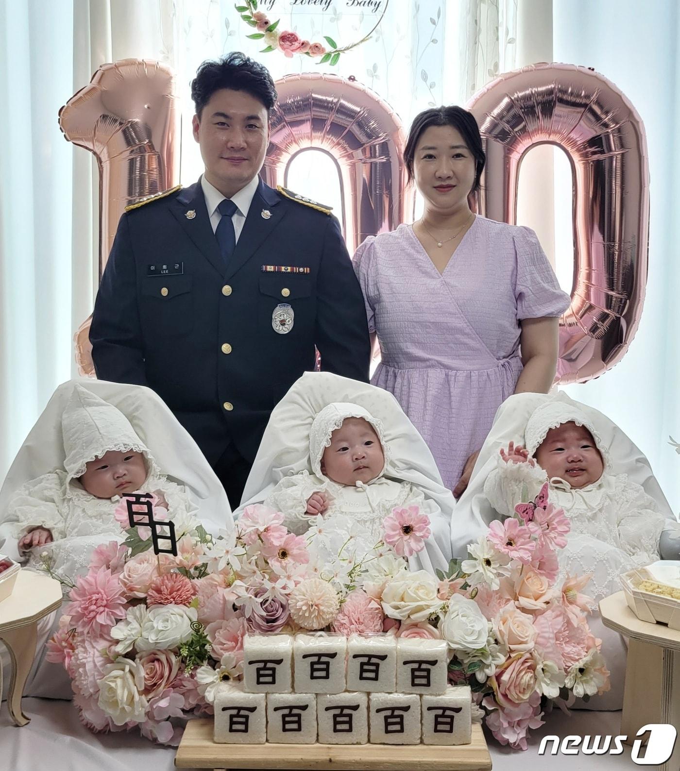 본문 이미지 - 이희근 목포해경 지도파출소 소속 경장이 아내와 함께 세쌍둥이 딸 100일 잔치 행사를 하는 모습.(목포해경 제공)2023.10.17/뉴스1