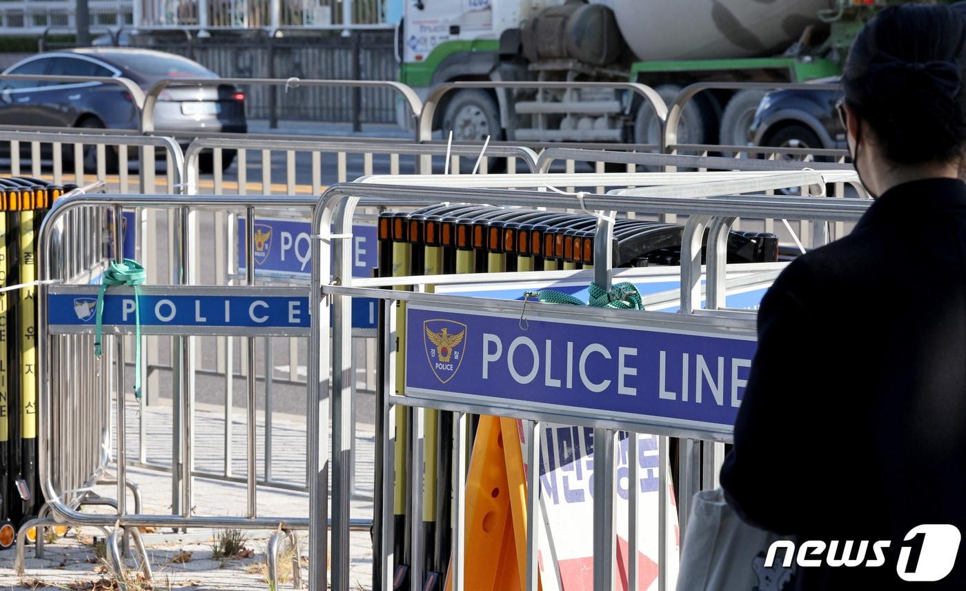 서울 시내에 집회 장소와 통행로를 분리하기 위한 폴리스라인이 세워져 있다. (사진은 기사 내용과 무관함) 2023.10.17/뉴스1 ⓒ News1 장수영 기자