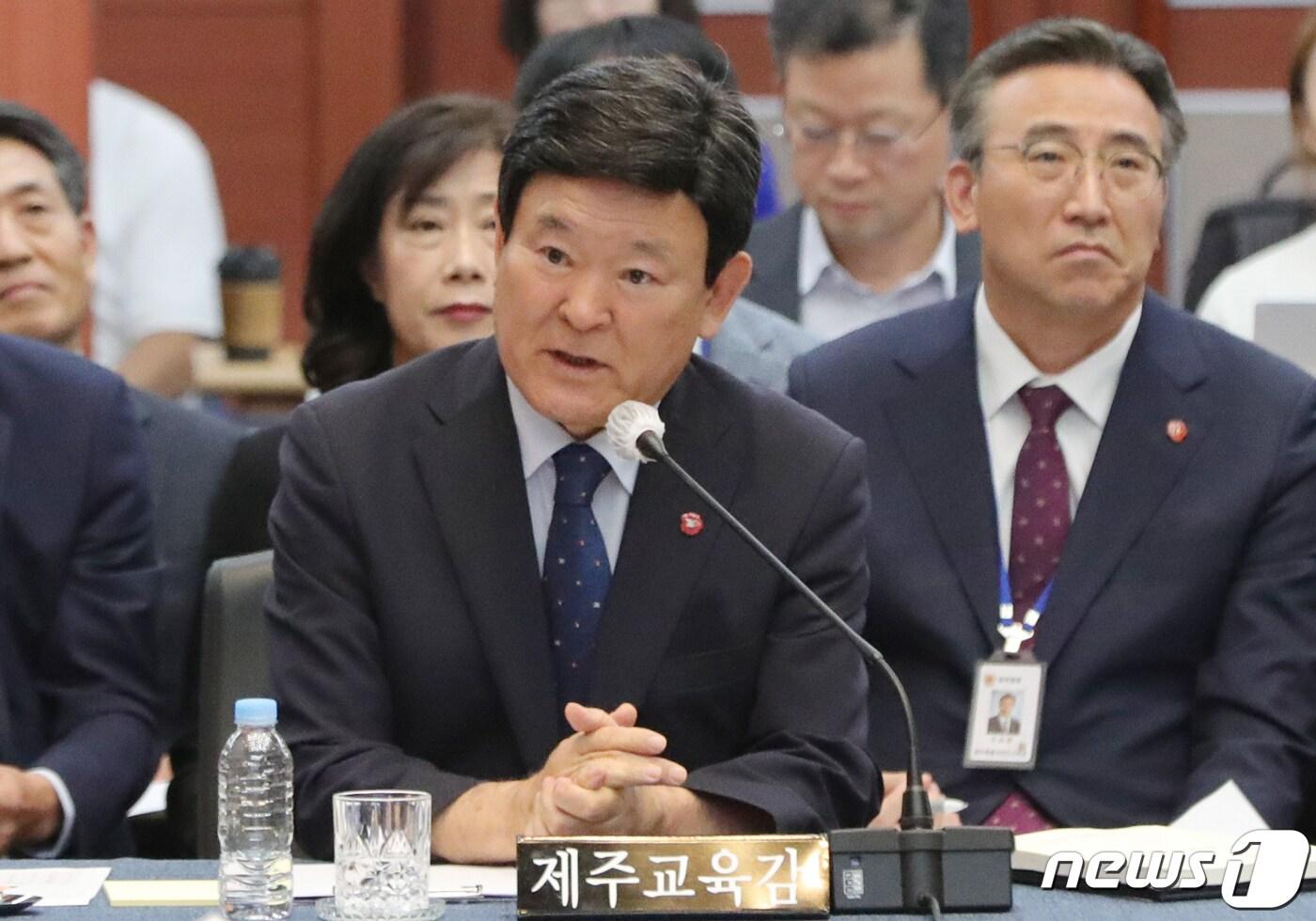 본문 이미지 - 김광수 제주교육감이 17일 전북 전주시 전북대학교 진수당에서 열린 국회 교육위원회의 전북·광주·전남·제주교육청에 대한 국정감사에서 질의에 답변을 하고 있다. 2023.10.17/뉴스1 ⓒ News1 유경석 기자