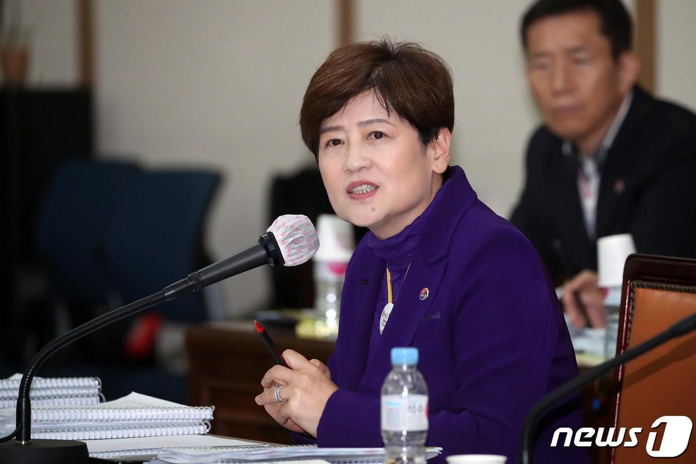 본문 이미지 - 강은희 대구교육감이 17일 오후 대구 북구 경북대에서 열린 국회 교육위원회의 대구·경북·강원 교육청에 대한 2023년도 국정감사에서 의원 질의에 답하고 있다. 2023.10.17/뉴스1 ⓒ News1 공정식 기자
