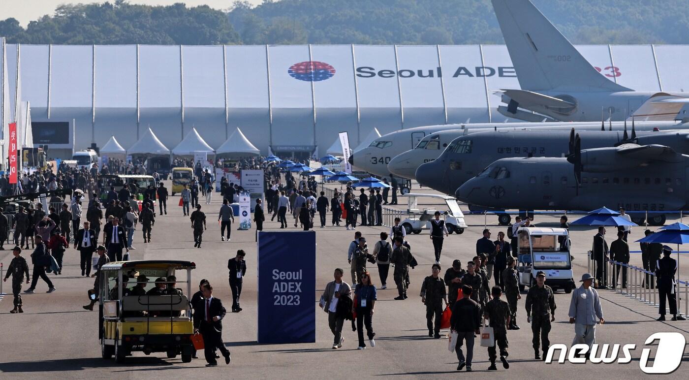 2023년 10월 17일 경기도 성남시 서울공항에서 개막한 &#39;2023 서울 항공우주방위산업전시회&#40;ADEX&#41;&#39;에서 참관객들이 전시된 항공기들을 살펴보는 모습. /뉴스1DB ⓒ News1 구윤성 기자