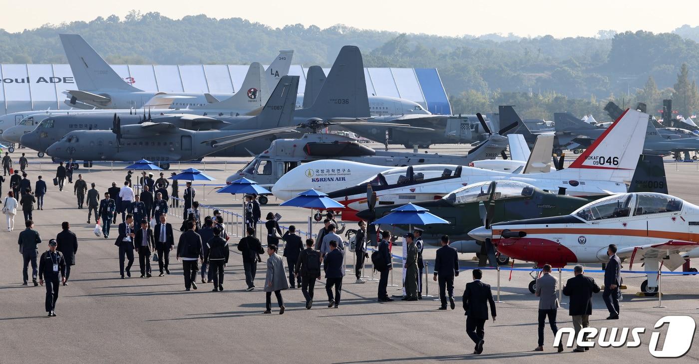 경기 성남시 서울공항에서 개막한 &#39;2023 서울 항공우주방위산업전시회&#40;ADEX&#41;&#39;에서 참관객들이 전시된 항공기들을 살펴보고 있다. 2023.10.17/뉴스1 ⓒ News1 구윤성 기자
