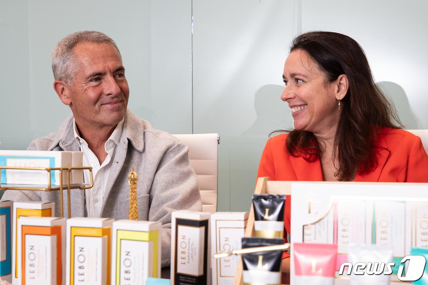 프랑스 프리미엄 치약 르봉 공동회장 리차드 팔라씨, 스테파니 팔라씨 부부가 17일 서울 양천구 온누리스토어에서 뉴스1과 인터뷰하고 있다. 2023.10.17/뉴스1 ⓒ News1 유승관 기자