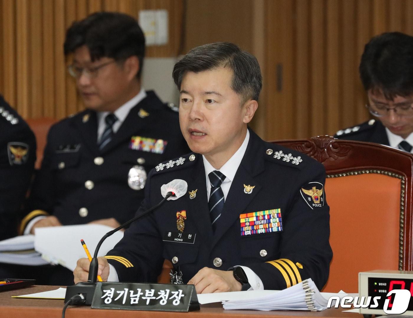 본문 이미지 - 홍기현 경기남부경찰청장이 17일 오후 경기 수원시 장안구 경기남부경찰청에서 열린 국회 행정안전위원회의 경기남·북부경찰청에 대한 국정감사에서 의원 질의에 답하고 있다. 2023.10.17/뉴스1 ⓒ News1 김영운 기자