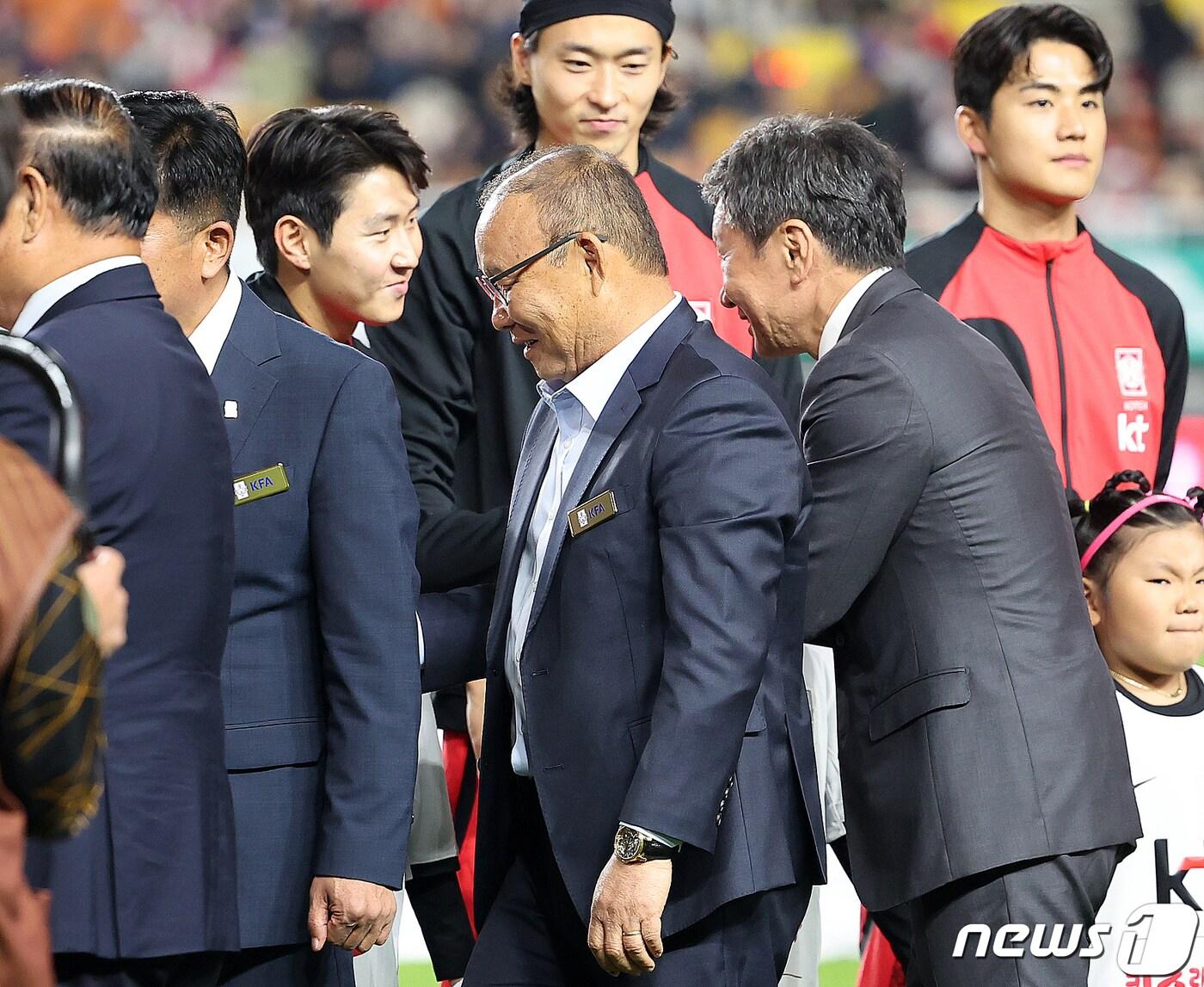 본문 이미지 - 박항서 전 베트남 대표팀 감독과 정몽규 대한축구협회장이 17일 경기 수원시 팔달구 수원월드컵경기장에서 열린 축구 국가대표 평가전 대한민국과 베트남의 경기에 앞서 대표팀 이강인을 비롯한 선수들을 격려하고 있다. 2023.10.17/뉴스1 ⓒ News1 김진환 기자