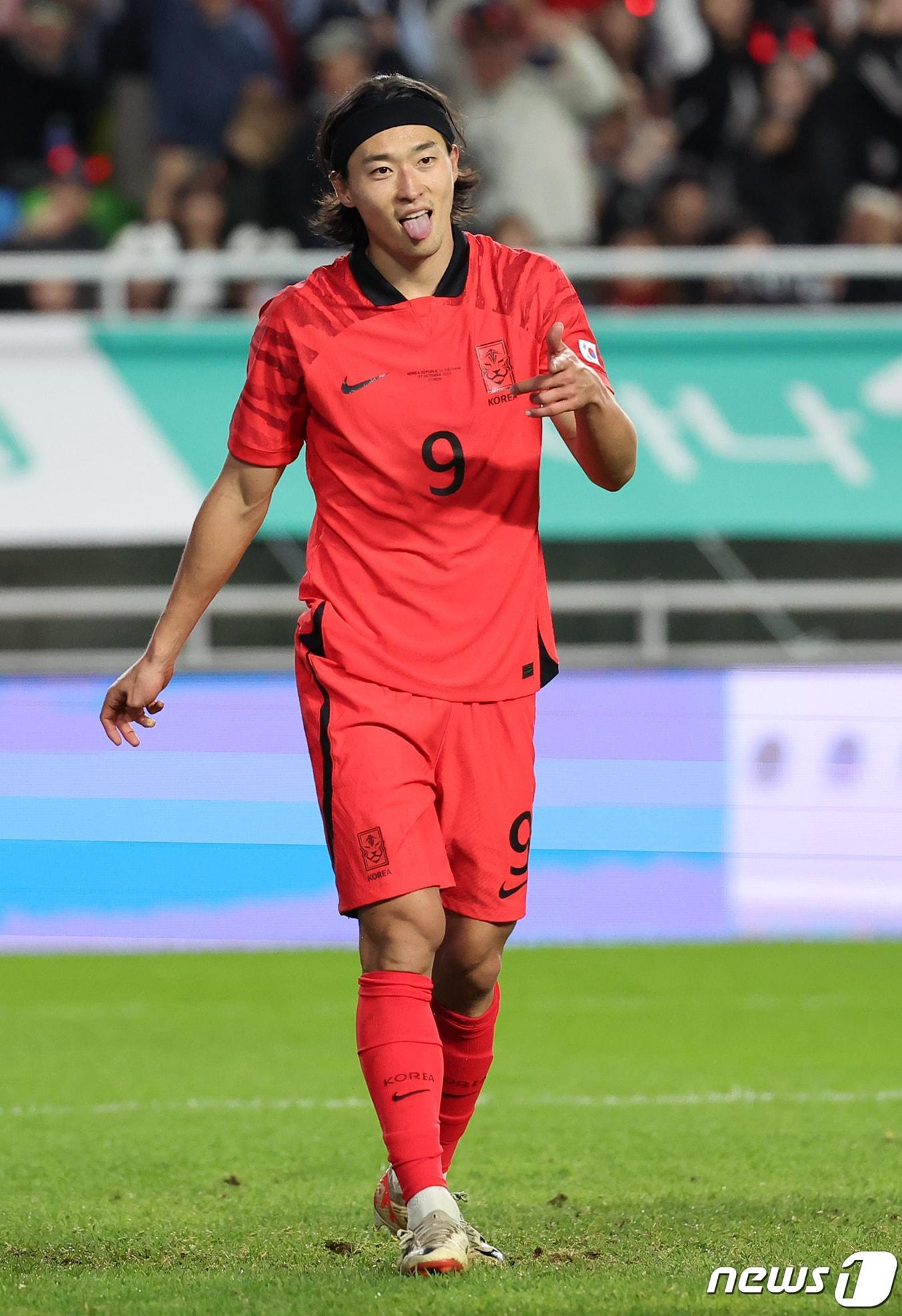 본문 이미지 - 17일 경기 수원시 팔달구 수원월드컵경기장에서 열린 축구 국가대표 평가전 대한민국과 베트남의 경기, 후반 대한민국 조규성이 팀의 세 번째 골을 시킨 뒤 손흥민을 보며 미소 짓고 있다. 2023.10.17/뉴스1 ⓒ News1 김진환 기자