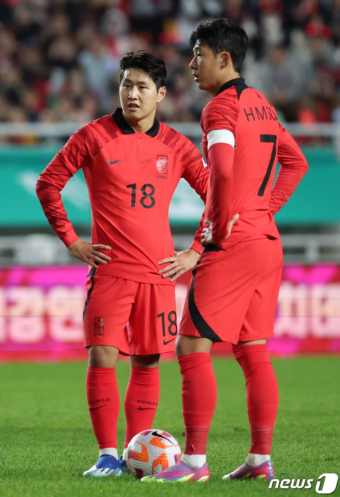 본문 이미지 - 17일 경기 수원시 팔달구 수원월드컵경기장에서 열린 축구 국가대표 평가전 대한민국과 베트남의 경기, 후반 대한민국 이강인과 손흥민(오른쪽)이 프리킥에 앞서 작전을 교환하고 있다. 2023.10.17/뉴스1 ⓒ News1 김진환 기자