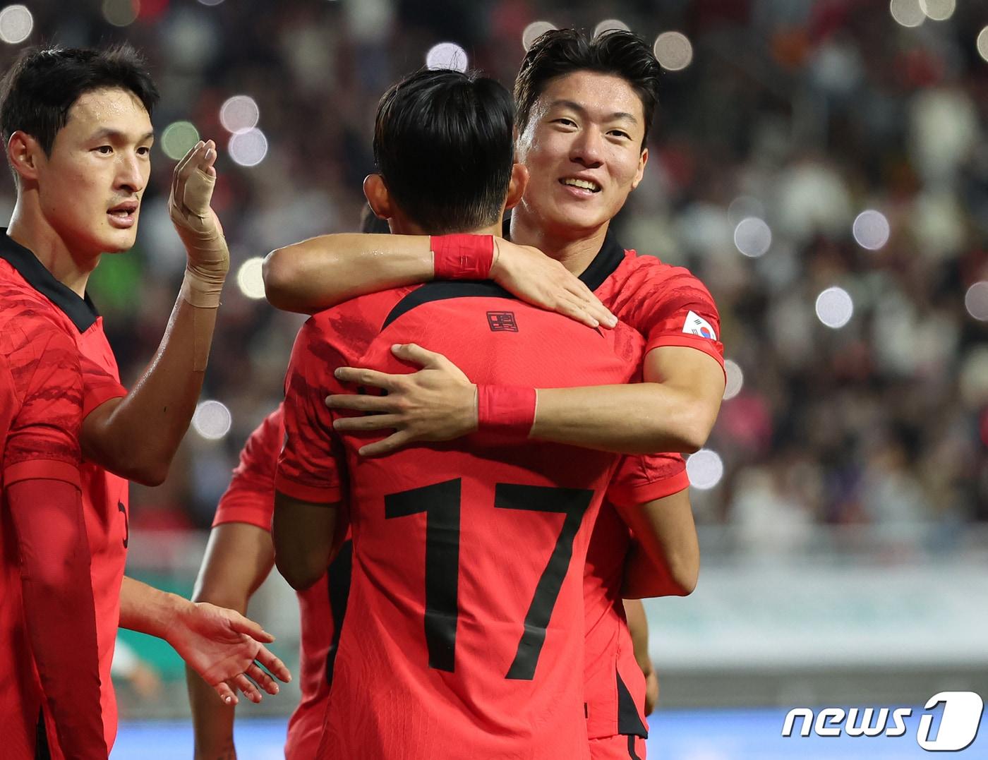본문 이미지 - 경기 수원시 팔달구 수원월드컵경기장에서 열린 축구 국가대표 평가전 대한민국과 베트남의 경기, 후반 대한민국 정우영이 팀의 여섯 번째 골을 성공시킨 뒤 황의조의 축하를 받고 있다. 2023.10.17/뉴스1 ⓒ News1 김진환 기자