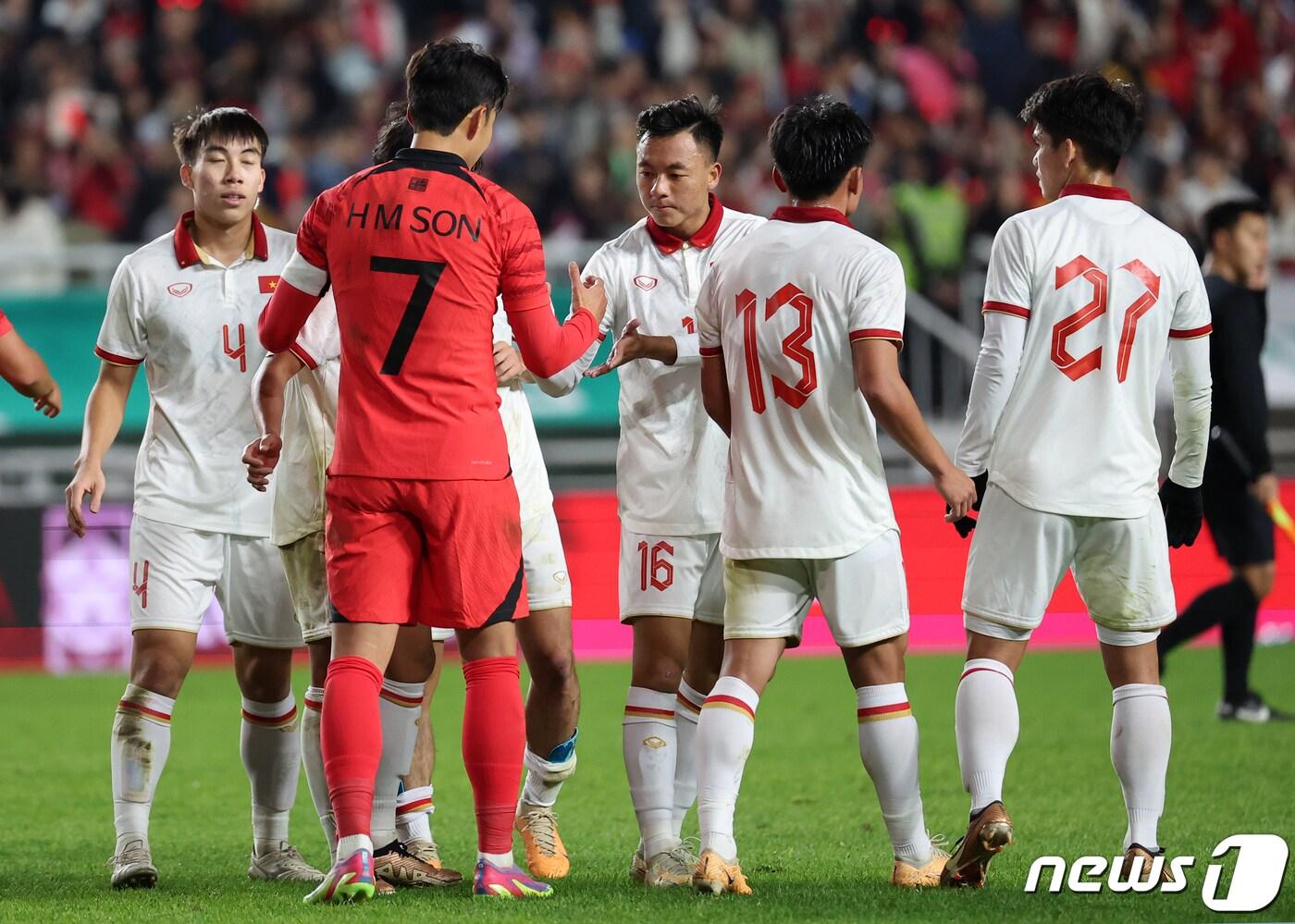 17일 경기 수원시 팔달구 수원월드컵경기장에서 열린 축구 국가대표 평가전 대한민국과 베트남의 경기, 6대0 대승을 거둔 대한민국 손흥민이 베트남 선수들과 악수를 나누고 있다. 2023.10.17/뉴스1 ⓒ News1 김진환 기자