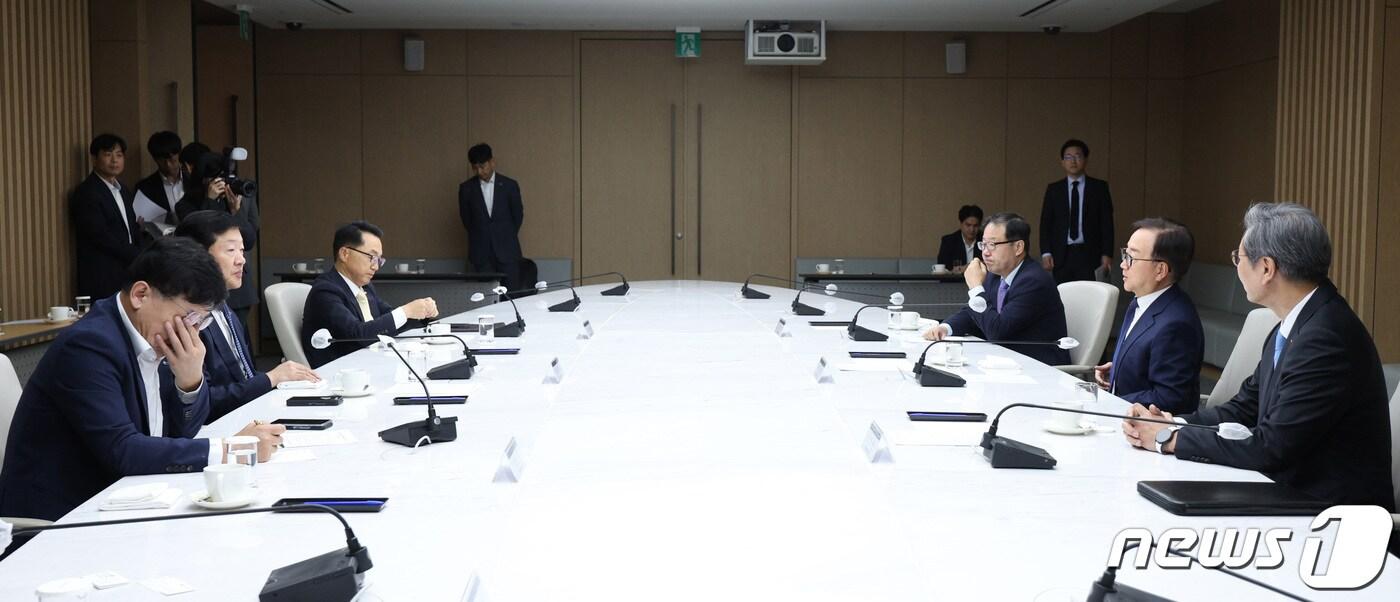 경제6단체 상근부회장들이 18일 오전 서울 중구 대한상공회의소에서 노동조합법 개정안 입법 추진 중단 및 중대재해처벌법 개정 유예를 위한 회의에서 대화하고 있다. 2023.10.18/뉴스1 ⓒ News1 신웅수 기자