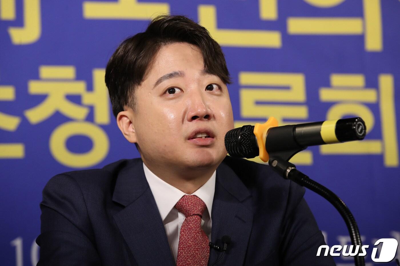 본문 이미지 - 이준석 국민의힘 전 대표가 18일 오전 대구 남구 이천동 대구아트파크에서 열린 대구·경북 중견언론인모임 아시아포럼21 주최 초청토론회에 참석해 질문에 답하고 있다. 2023.10.18/뉴스1 ⓒ News1 공정식 기자