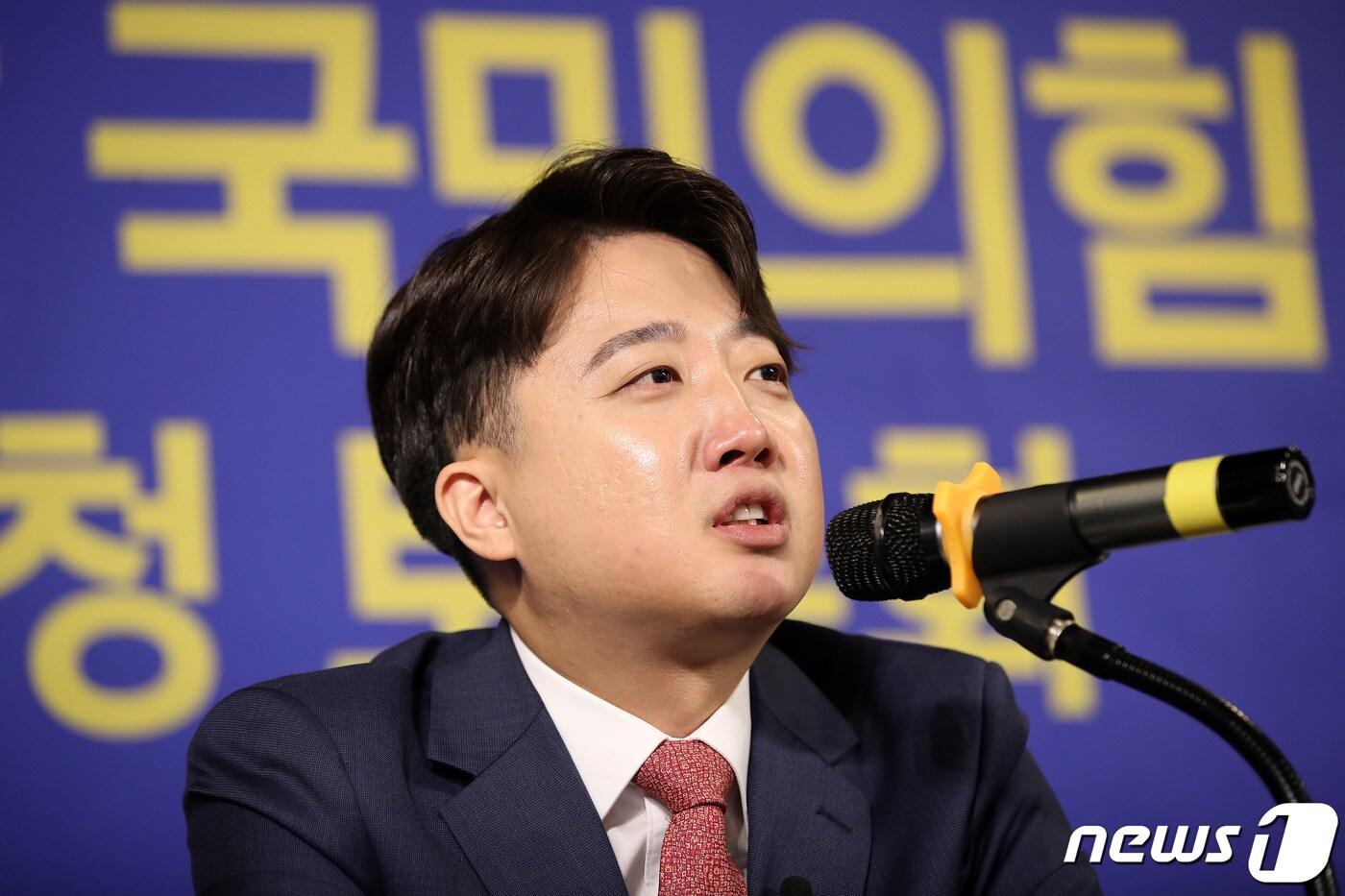 이준석 국민의힘 전 대표가 18일 오전 대구 남구 이천동 대구아트파크에서 열린 대구·경북 중견언론인모임 아시아포럼21 주최 초청토론회에 참석해 질문에 답하고 있다. 2023.10.18/뉴스1 ⓒ News1 공정식 기자