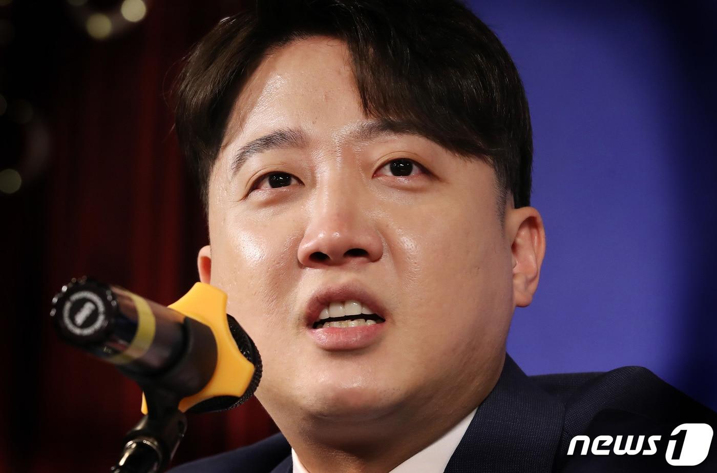 본문 이미지 - 이준석 국민의힘 전 대표가 18일 오전 대구 남구 이천동 대구아트파크에서 열린 대구·경북 중견언론인모임 아시아포럼21 주최 초청토론회에 참석해 질문에 답하고 있다. 2023.10.18/뉴스1 ⓒ News1 공정식 기자