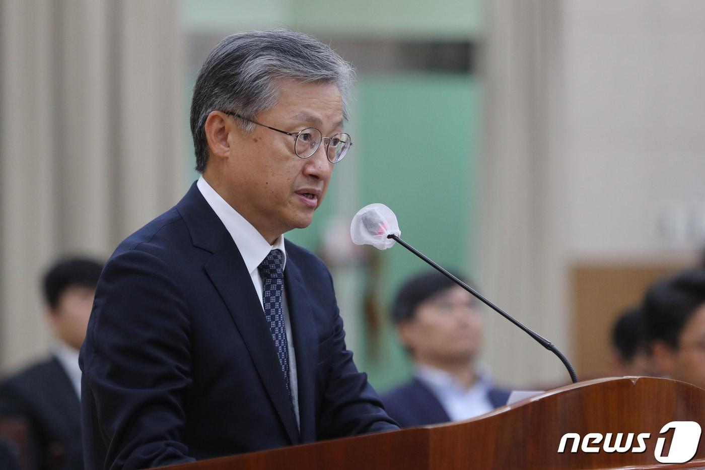 본문 이미지 - 최영석 충북대병원장이 18일 충북교육청에서 열린 국회 교육위원회의 충북대, 충북대병원, 충남대, 충남대병원에 대한 국정감사에서 업무보고를 하고 있다. 2023.10.18/뉴스1 ⓒ News1 김용빈 기자