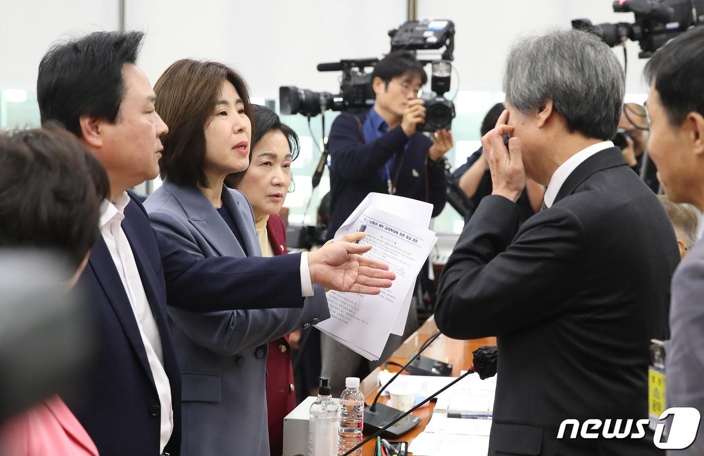 본문 이미지 - 18일 오전 서울 여의도 국회에서 열린 보건복지위원회의 국민건강보험공단, 건강보험심사평가원에 대한 국정감사가 정기석 국민건강보험공단 이사장의 '자료 강요' 발언 문제로 정회되자 강기윤 국민의힘 복지위 간사 및 의원들이 정 이사장과 이야기를 나누고 있다. 2023.10.18/뉴스1 ⓒ News1 임세영 기자