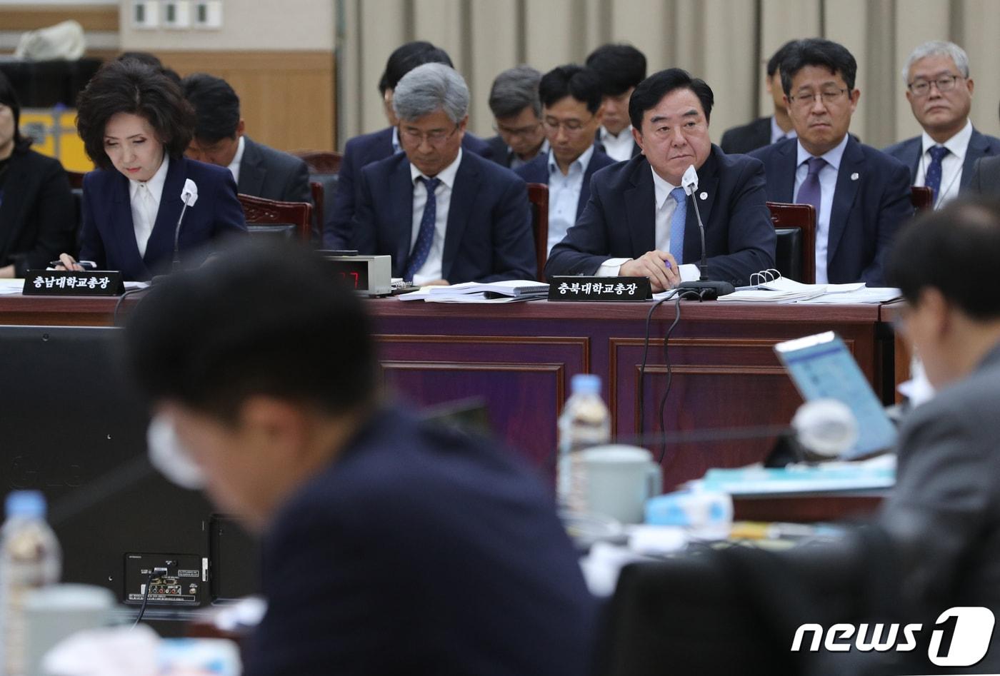 고창섭 충북대총장&#40;오른쪽&#41;과 이진숙 충남대총장이 18일 충북교육청에서 열린 국회 교육위원회의 충북대, 충북대병원, 충남대, 충남대병원에 대한 국정감사에서 의원들의 질의를 경청하고 있다. 2023.10.18./뉴스1 ⓒ News1 김용빈 기자