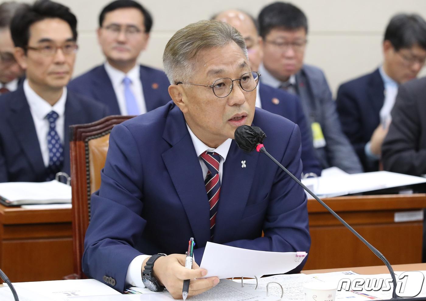 본문 이미지 - 강중구 건강보험심사평가원장이 18일 오전 서울 여의도 국회에서 열린 보건복지위원회의 국민건강보험공단, 건강보험심사평가원에 대한 국정감사에서 의원들의 질의에 답하고 있다. 2023.10.18/뉴스1 ⓒ News1 임세영 기자