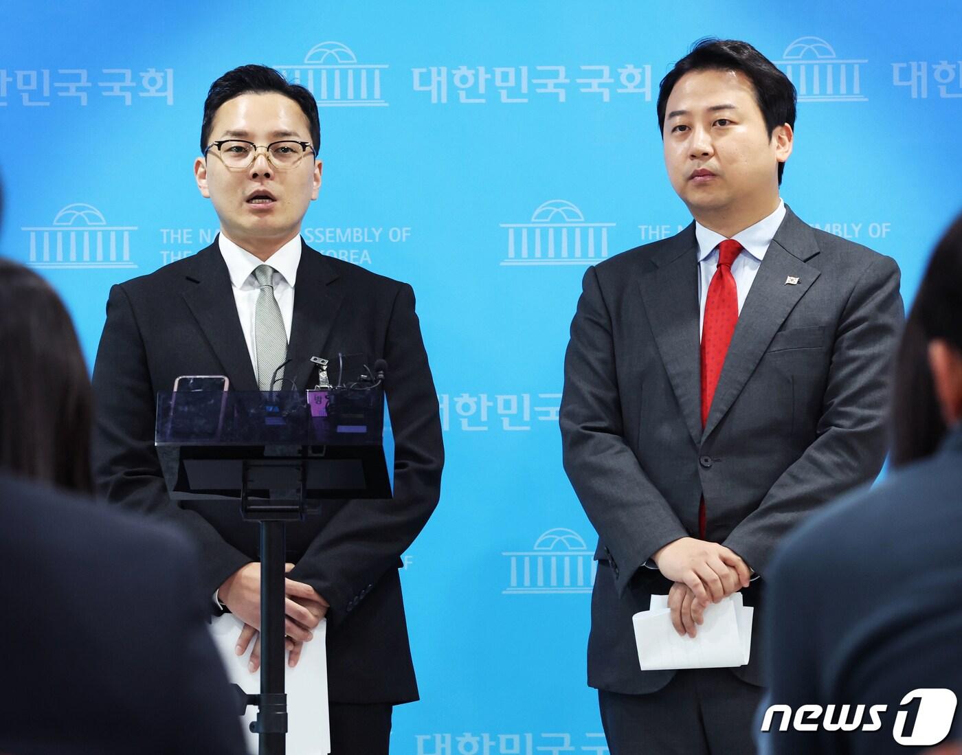 본문 이미지 - 더불어민주당 이재명 대표의 부인 김혜경 씨의 법인카드 유용 의혹과 관련한 공익신고자인 전 경기도 공무원 조명현씨와 장예찬 국민의힘 최고위원이 18일 서울 여의도 국회 소통관에서 정무위원회 국정감사 증인 채택 취소관련 기자회견을 하고 있다. 2023.10.18/뉴스1 ⓒ News1 송원영 기자