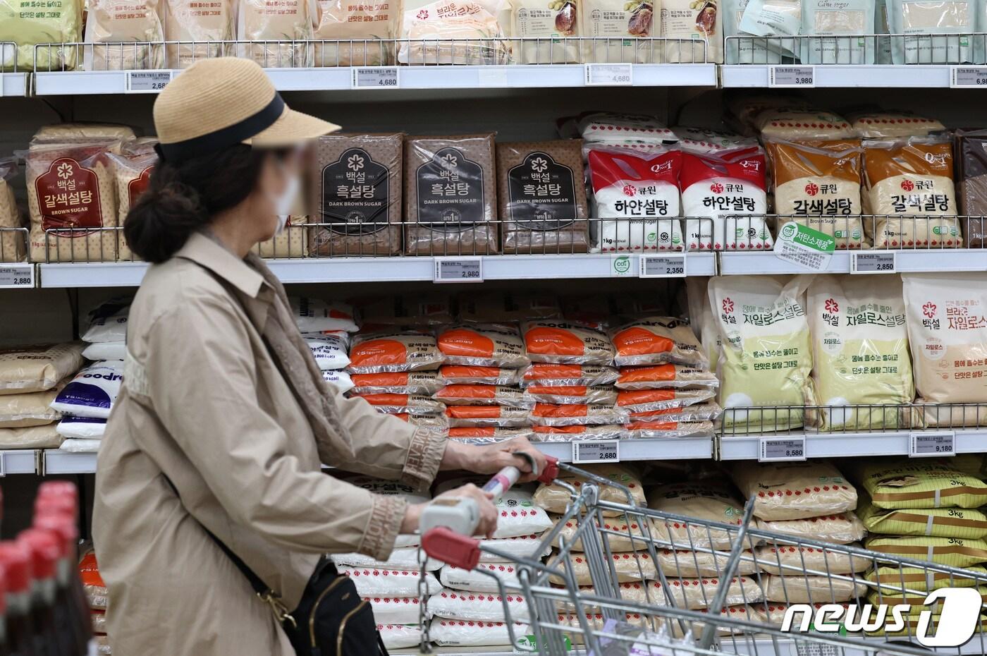 본문 이미지 - 서울 시내 한 대형마트에 설탕이 진열돼 있다. 농 2023.10.18/뉴스1 ⓒ News1 구윤성 기자