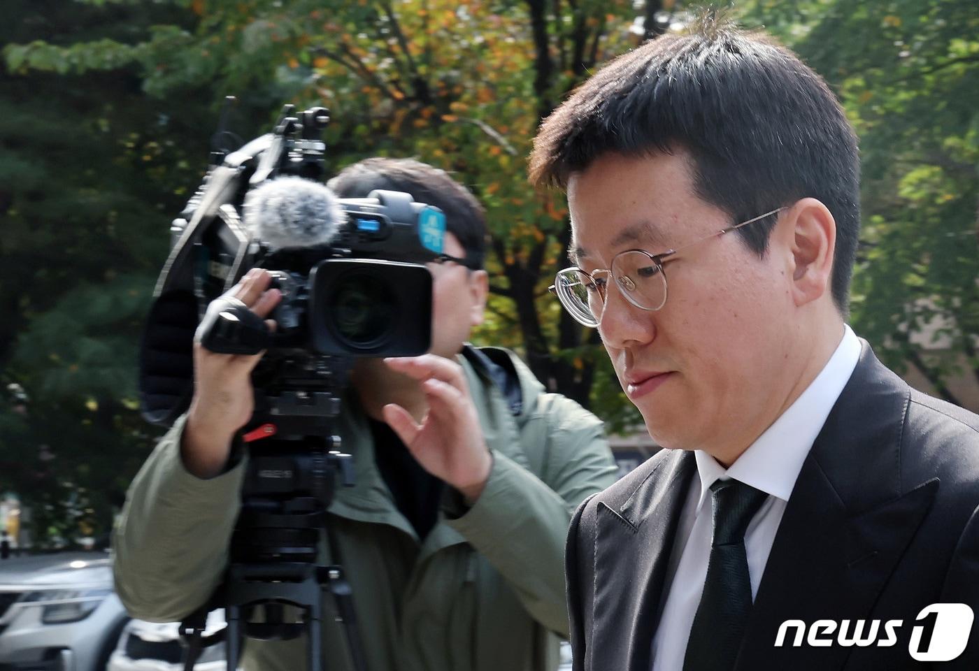 본문 이미지 - 주가 시세조종 관여 의혹이 제기된 배재현 카카오 투자총괄대표가 18일 오후 구속 전 피의자심문(영장실질심사)을 받기 위해 서울 남부지방법원에 출석하고 있다. 2023.10.18/뉴스1 ⓒ News1 이동해 기자