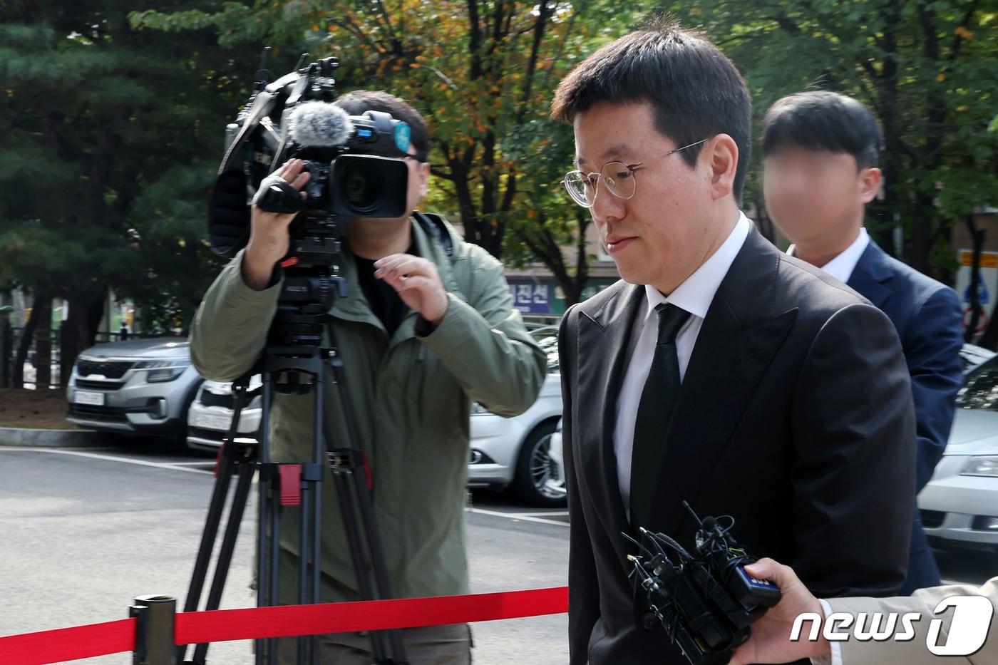 본문 이미지 - 주가 시세조종 관여 의혹이 제기된 배재현 카카오 투자총괄대표가 18일 오후 구속 전 피의자심문(영장실질심사)을 받기 위해 서울 남부지방법원에 출석하고 있다. 2023.10.18/뉴스1 ⓒ News1 이동해 기자