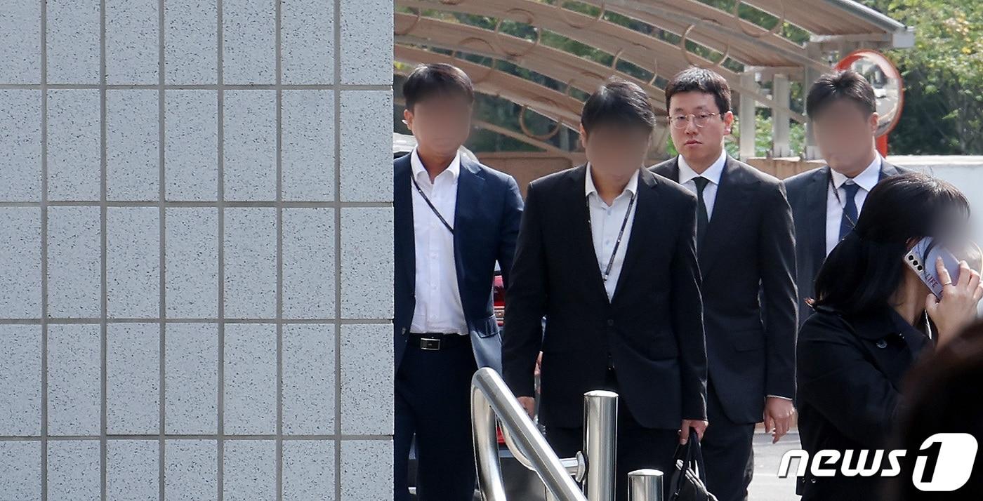 본문 이미지 - 주가 시세조종 관여 의혹이 제기된 배재현 카카오 투자총괄대표가 18일 오후 구속 전 피의자심문(영장실질심사)을 받기 위해 서울 남부지방법원에 출석하고 있다. 2023.10.18/뉴스1 ⓒ News1 이동해 기자