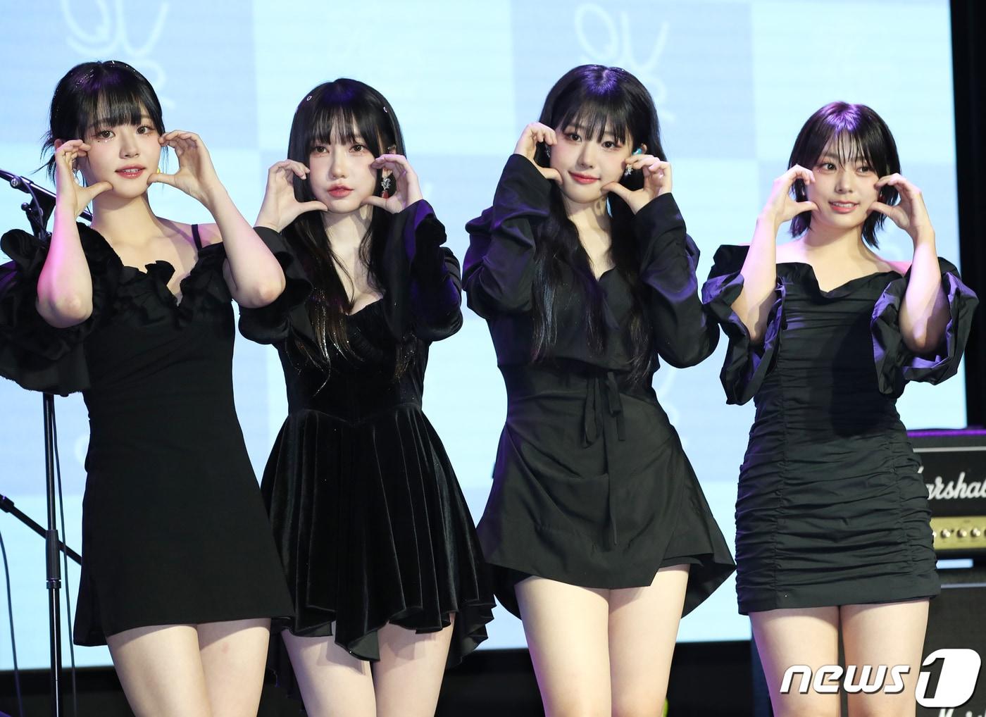 본문 이미지 - ‘김계란 걸밴드’ QWER(큐더블유이알)이 18일 오후 서울 서교동 무신사 개러지에서 가진 데뷔 싱글 1집 '하모니 프롬 디스코드(Harmony from Discord)' 쇼케이스에서 포즈를 취하고 있다. 2023.10.18/뉴스1 ⓒ News1 권현진 기자