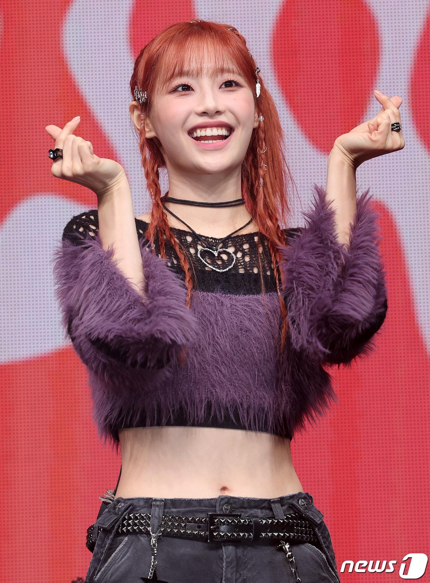 본문 이미지 - 가수 츄(CHUU)가 18일 오후 서울 광진구 광장동 예스24라이브홀에서 열린 첫 번째 미니 앨범 ‘Howl’ 발매 기념 쇼케이스에서 포즈를 취하고 있다. 2023.10.18/뉴스1 ⓒ News1 김진환 기자