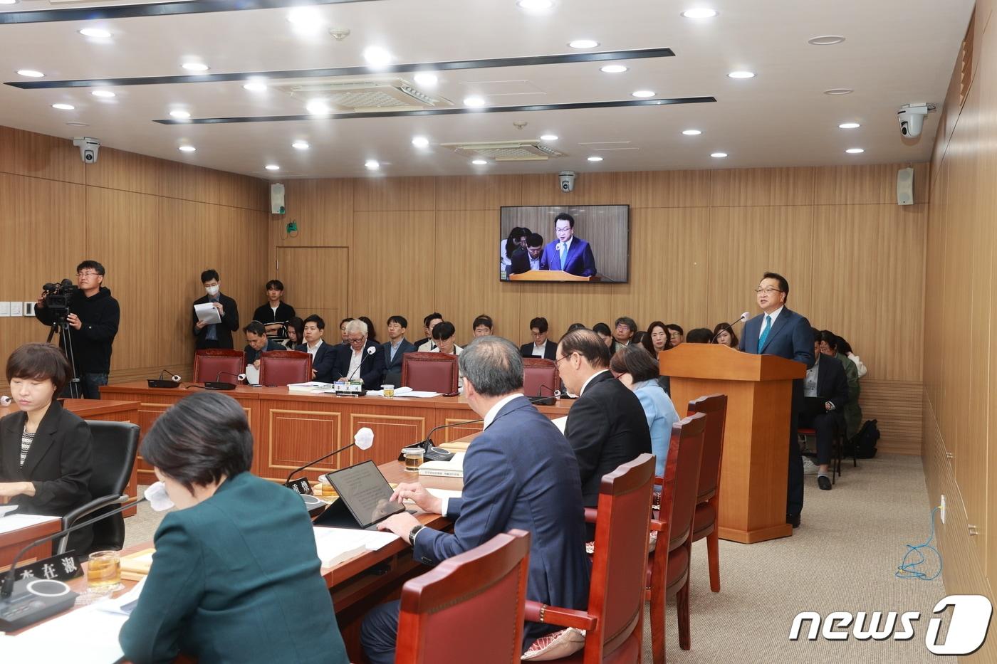 본문 이미지 - 18일 김시오 대구의료원장 후보자가 인사청문회에 앞서 업무보고를 하고 있다.(대구시의회 제공)