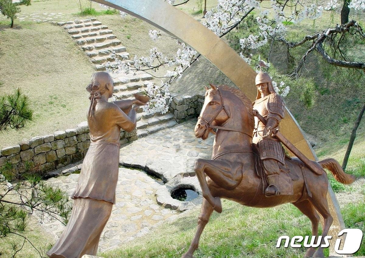 본문 이미지 - 고려 태조 왕건과 장화왕후 첫 만남 장소였던 나주 완사천과 두 남녀의 동상. ⓒ News1