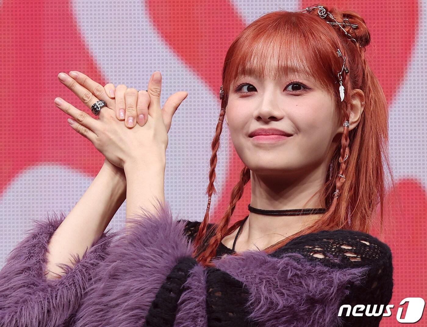 본문 이미지 - 가수 츄(CHUU)가 18일 오후 서울 광진구 광장동 예스24라이브홀에서 열린 첫 번째 미니 앨범 ‘Howl’ 발매 기념 쇼케이스에서 포즈를 취하고 있다. 2023.10.18/뉴스1 ⓒ News1 김진환 기자