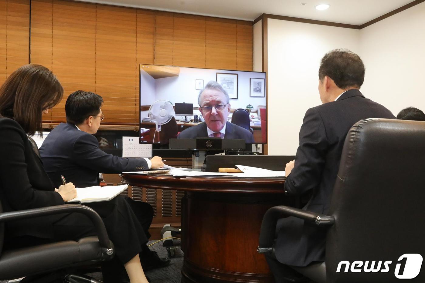 본문 이미지 - 김영호 통일부 장관이 17일 데이비드 알톤 영국 상원의원과 화상 면담을 통해 탈북민 강제 북송 문제를 논의하고 있다. (통일부 제공)