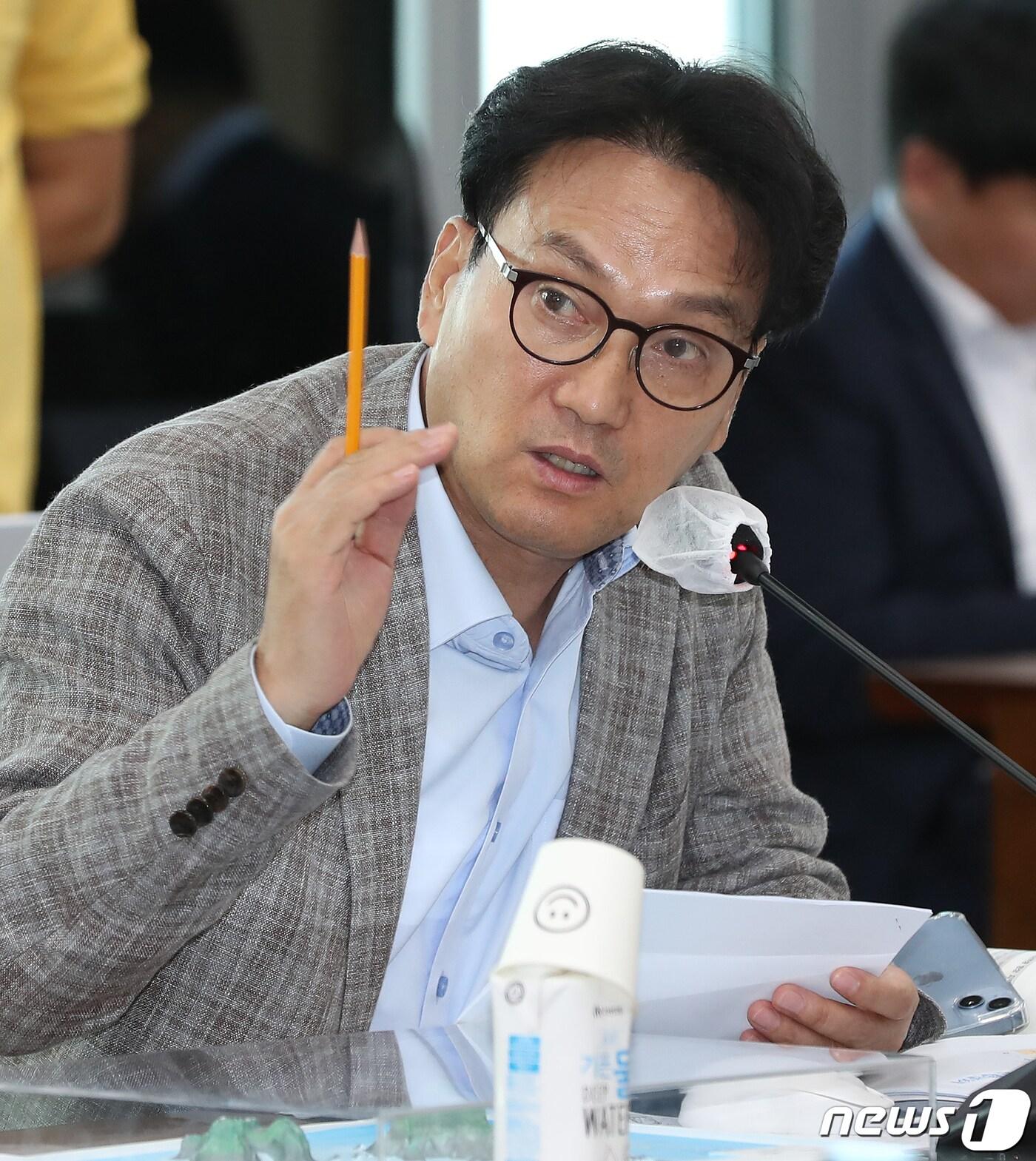 본문 이미지 - 안민석 더불어민주당 의원이 지난해 10월 18일 오후 부산 부산진구 부산교육청에서 열린 국회 교육위원회의 부산·울산·경남교육청에 대한 국정감사에서 질의하고 있다. 2023.10.18/뉴스1 ⓒ News1 윤일지 기자