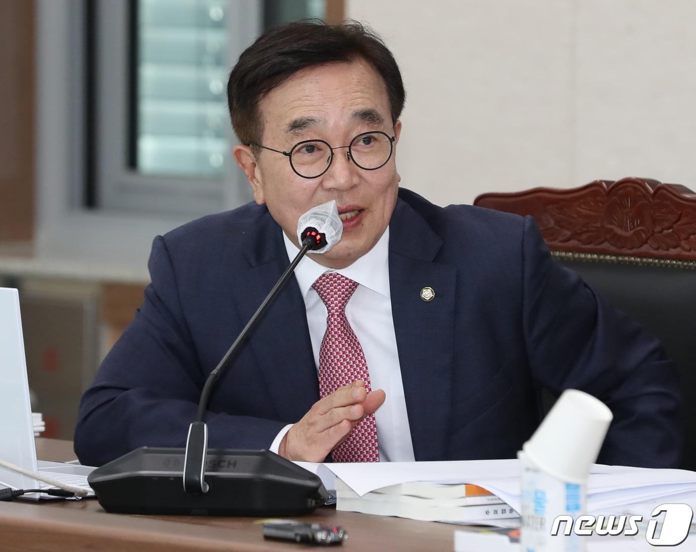 본문 이미지 - 서병수 국민의힘 의원이 18일 오후 부산 부산진구 부산교육청에서 열린 국회 교육위원회의 부산·울산·경남교육청에 대한 국정감사에서 질의하고 있다. 2023.10.18/뉴스1 ⓒ News1 윤일지 기자