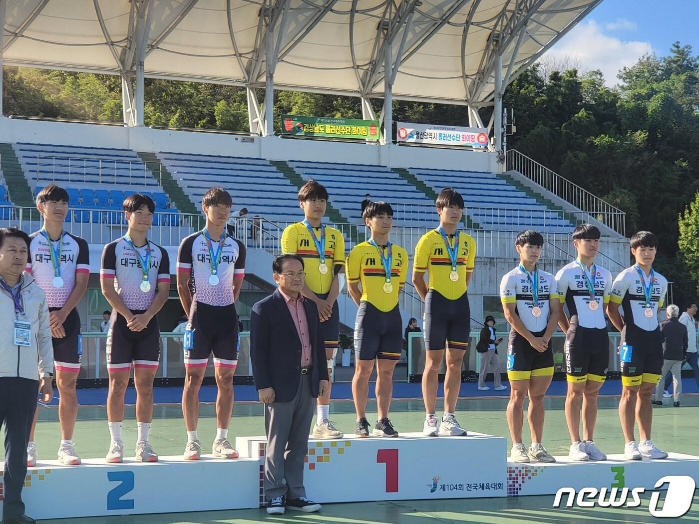 본문 이미지 - 충북도교육청 학생 선수들의 선전으로 지난 13일부터 전남 나주 롤러경기장에서 열린 104회 전국체육대회 롤러부 종목에서 종합우승을 달성했다.(충북교육청 제공)/뉴스1