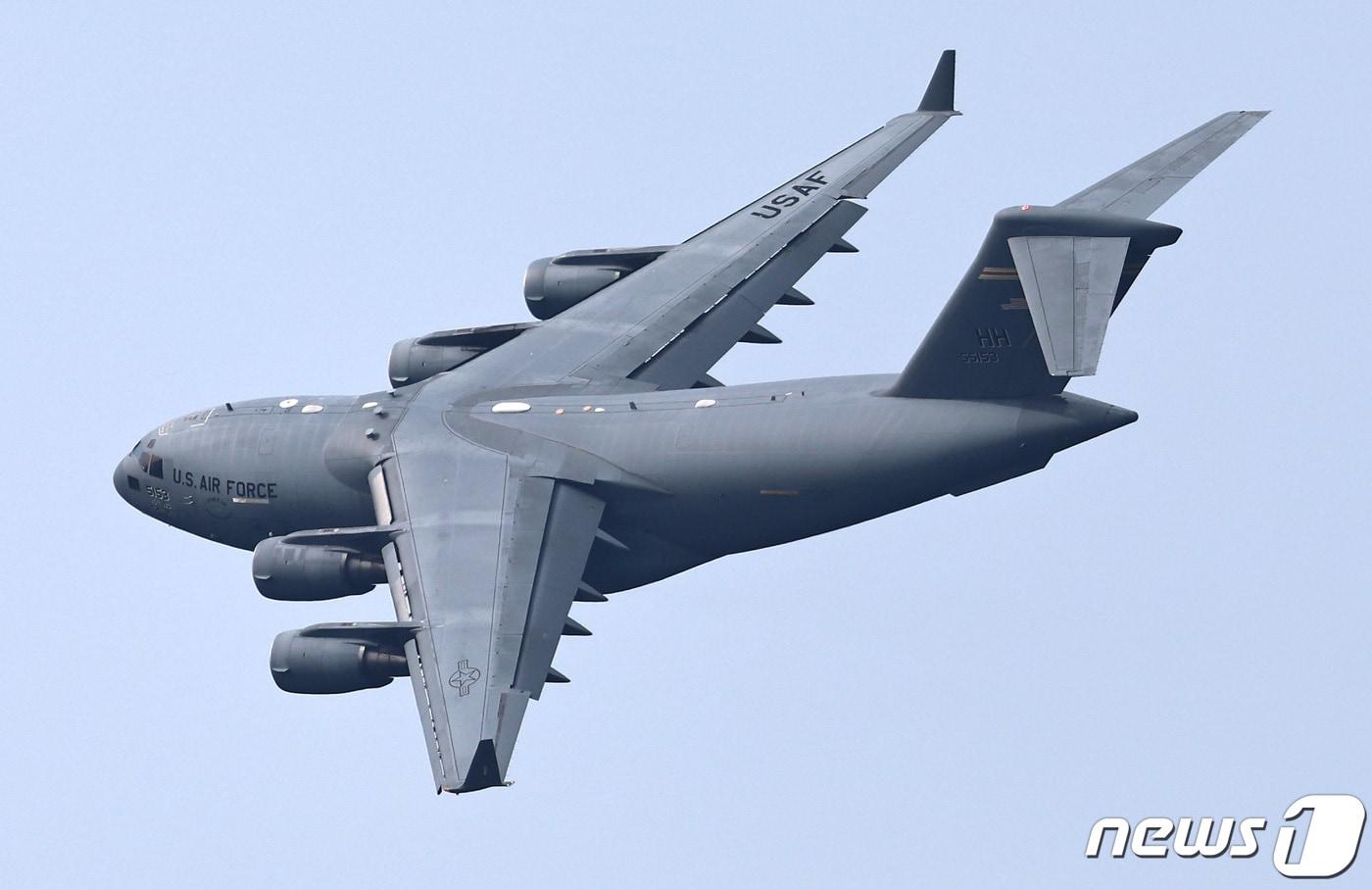 18일 오후 경기도 성남시 서울공항에서 열린 '2023 서울 항공우주방위산업전시회(ADEX)'에서 미 공군 수송기 C-17 글로브마스터가 시범비행을 선보이고 있다. 2023.10.18/뉴스1 (사진은 기사 내용과 무관함) / 뉴스1 ⓒ News1 ⓒ News1 구윤성 기자