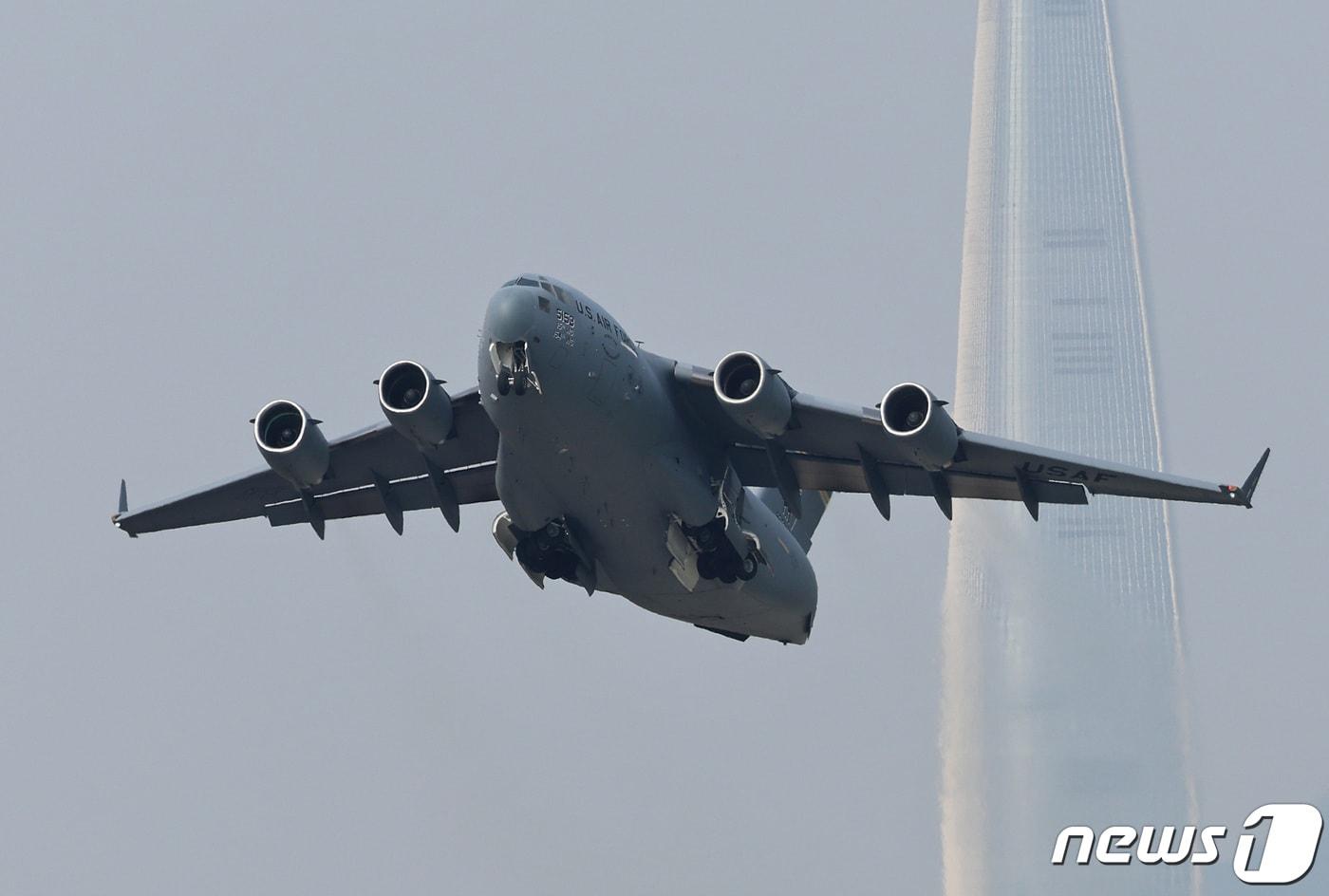 본문 이미지 - 미 공군이 운용하는 C-17 '글로브마스터' 수송기. <자료사진> 2023.10.18 ⓒ 뉴스1 구윤성 기자