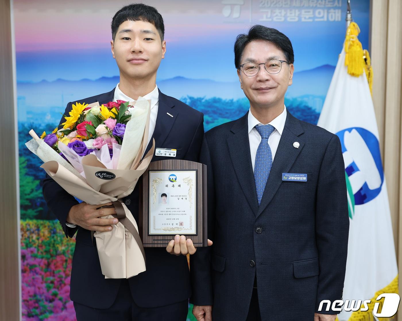 본문 이미지 - 전북 고창군은 18일 제3대 일일 명예 청년군수로 김재경씨(26·고창청년벤처스 총무부 부팀장·왼쪽)를 위촉했다.(고창군 제공)2023.10.18/뉴스1 