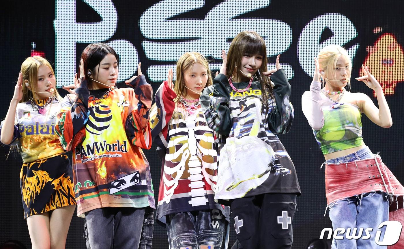 본문 이미지 - 걸그룹 '영파씨(YOUNG POSSE)'가 18일 서울 마포구 메세나폴리스 신한pLay 스퀘어에서 가진 첫 번째 EP 앨범 '마카로니 치즈(MACARONI CHEESE)'쇼케이스에서 신곡을 선보이고 있다. 2023.10.18/뉴스1 ⓒ News1 권현진 기자