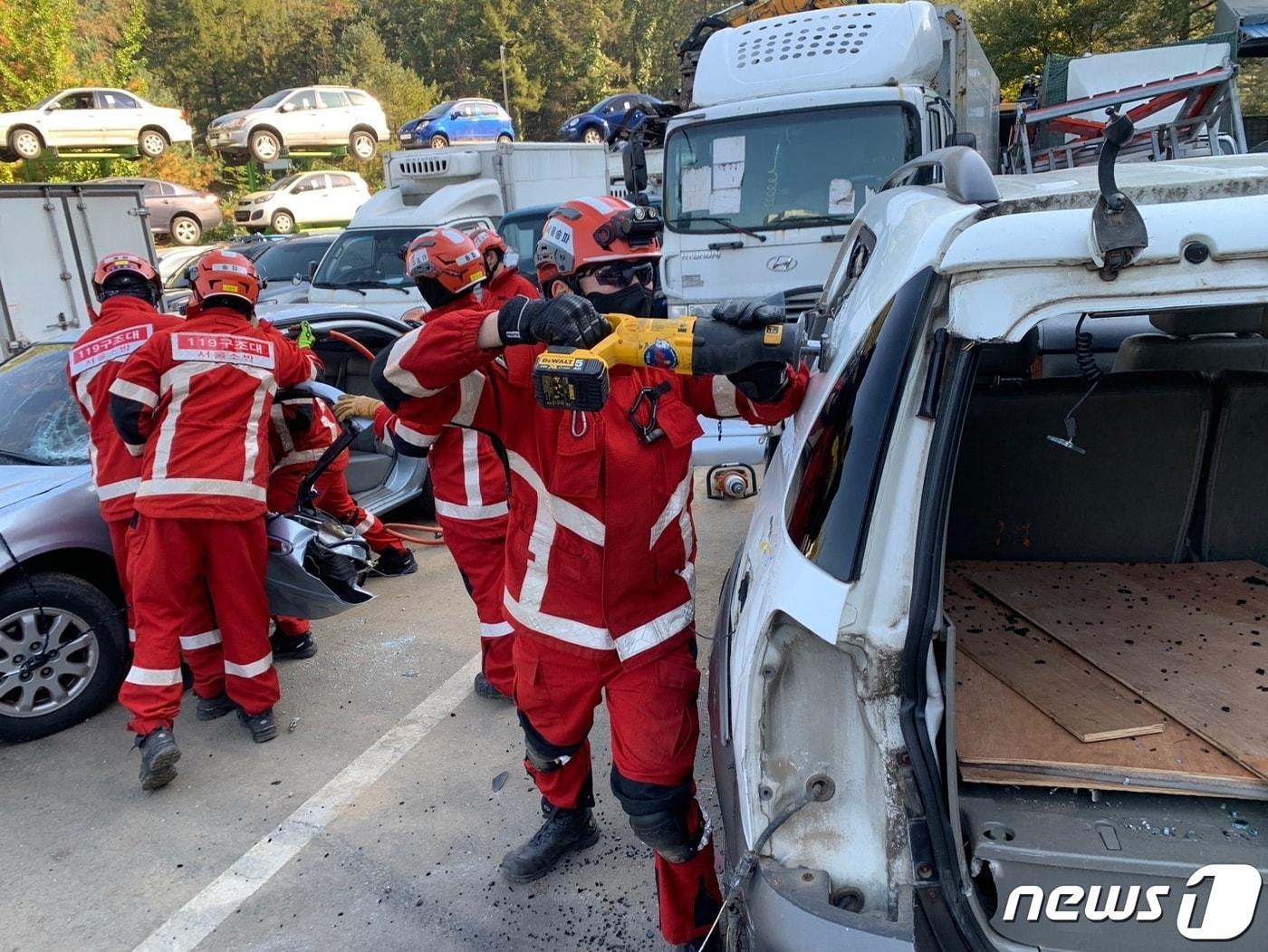 본문 이미지 - 동강그린모터스에서 교통사고대비 차량 인명구조 훈련을 진행한 소방대원들