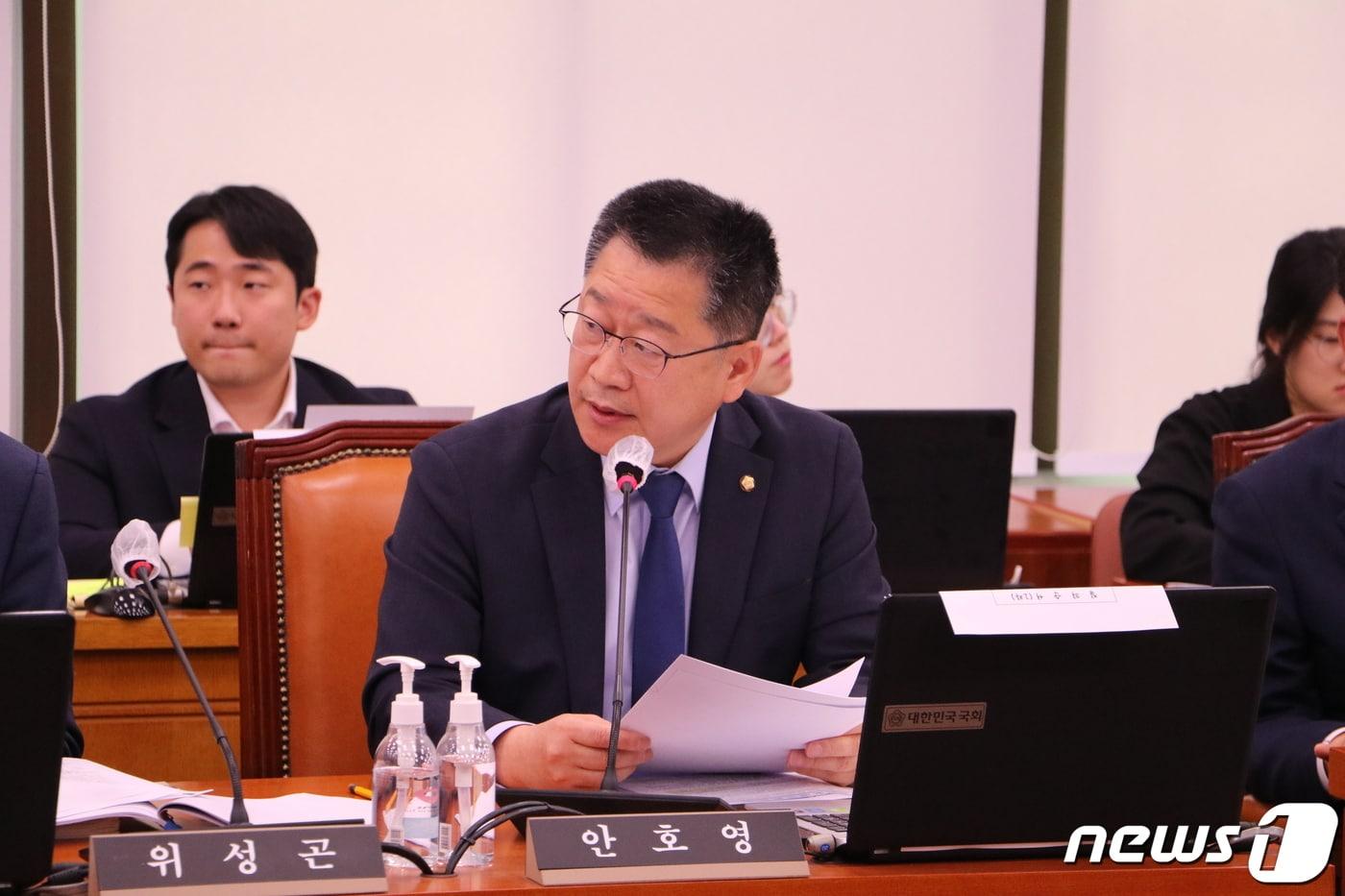 본문 이미지 - 18일 안호영 의원이 국정감사에서 농진청장에게 질의를 하고 있다.(의원실제공)2023.10.18/뉴스1