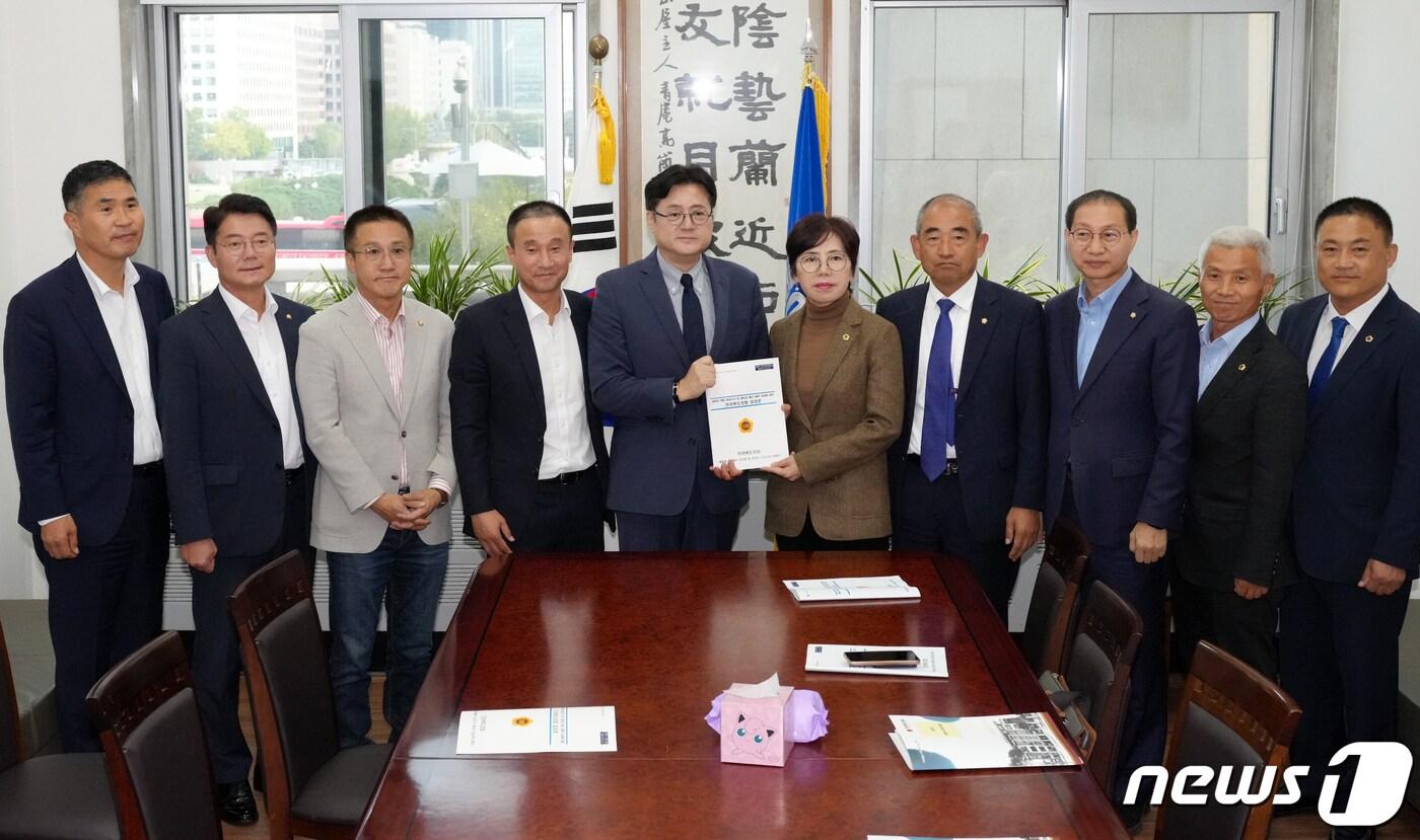 본문 이미지 - 18일 국주영은 전북도의장과 의원들이 국회를 방문해 홍익표 민주당 원내대표를 만나고 있다.(전북도의회 제공)2023.10.18/뉴스1