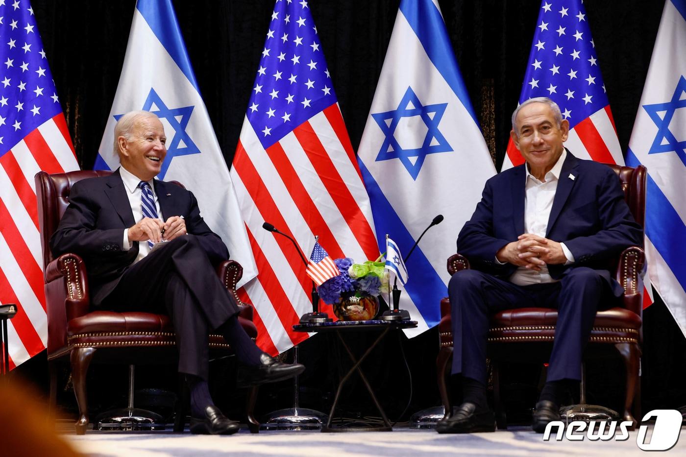 본문 이미지 - 조 바이든 미국 대통령이 지난해 10월18일(현지시간) 텔아비브에 도착해 베냐민 네타냐후 이스라엘 총리와 대화하고 있다. ⓒ 로이터=뉴스1