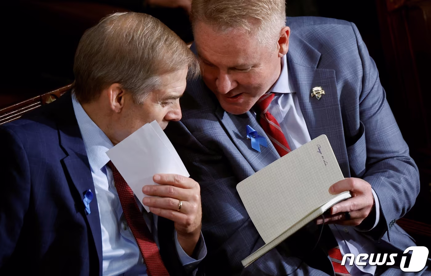 미국 공화당 하원의장 후보인 짐 조던 법사위원장이 18일(현지시간) 미 의사당에서 개최된 하원의장 선출을 위한 본회의에서 2차 투표가 이뤄지고 있는 가운데, 옆자리에 앉아 있는 워런 데이비슨 의원과 대화를 나누고 있다. 2023.10.18. ⓒ 로이터=뉴스1 ⓒ News1 김현 특파원