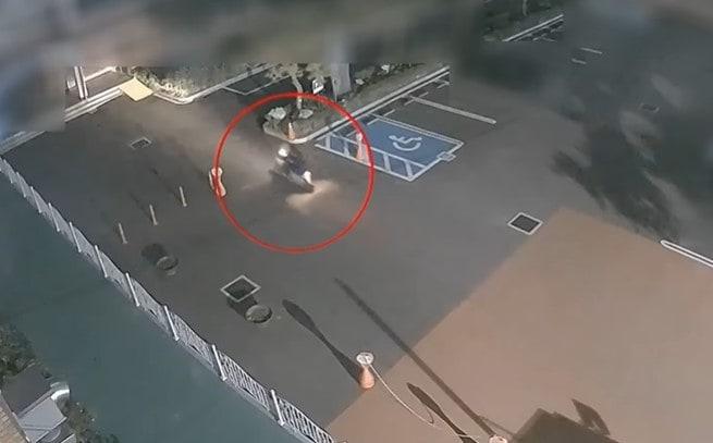 본문 이미지 - 3일 오전 2시께 40대 여성을 태운 중학교 3학년 남학생이 충남 논산시의 한 초등학교로 들어서고 있다. (MBC 갈무리)