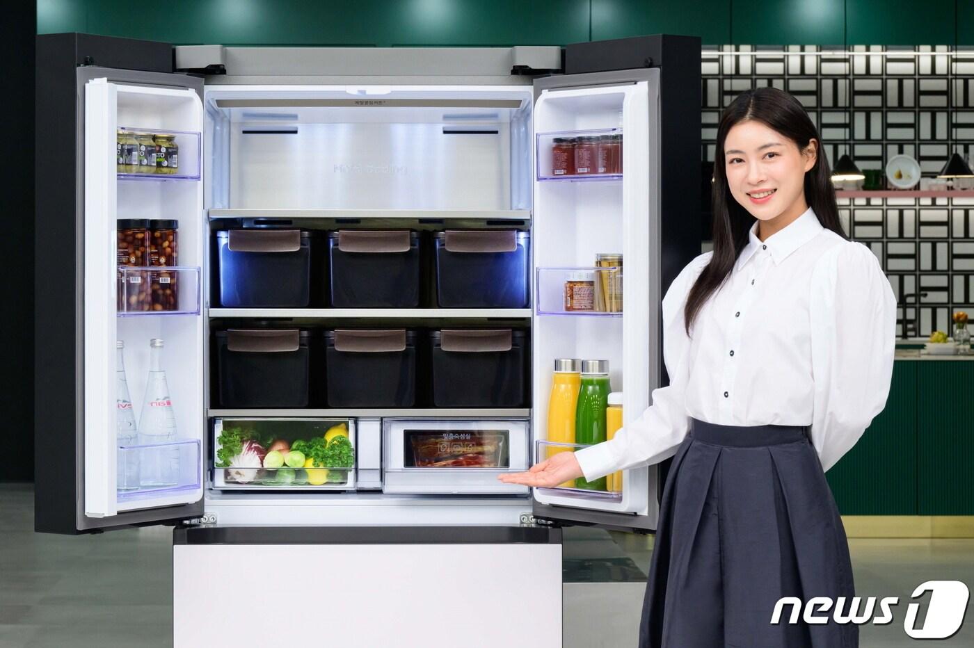 삼성전자는 맞춤 보관 기능을 강화한 김치냉장고 '비스포크 김치플러스' 신제품을 출시한다고 19일 밝혔다.  (삼성전자 제공) 2023.10.19/뉴스1