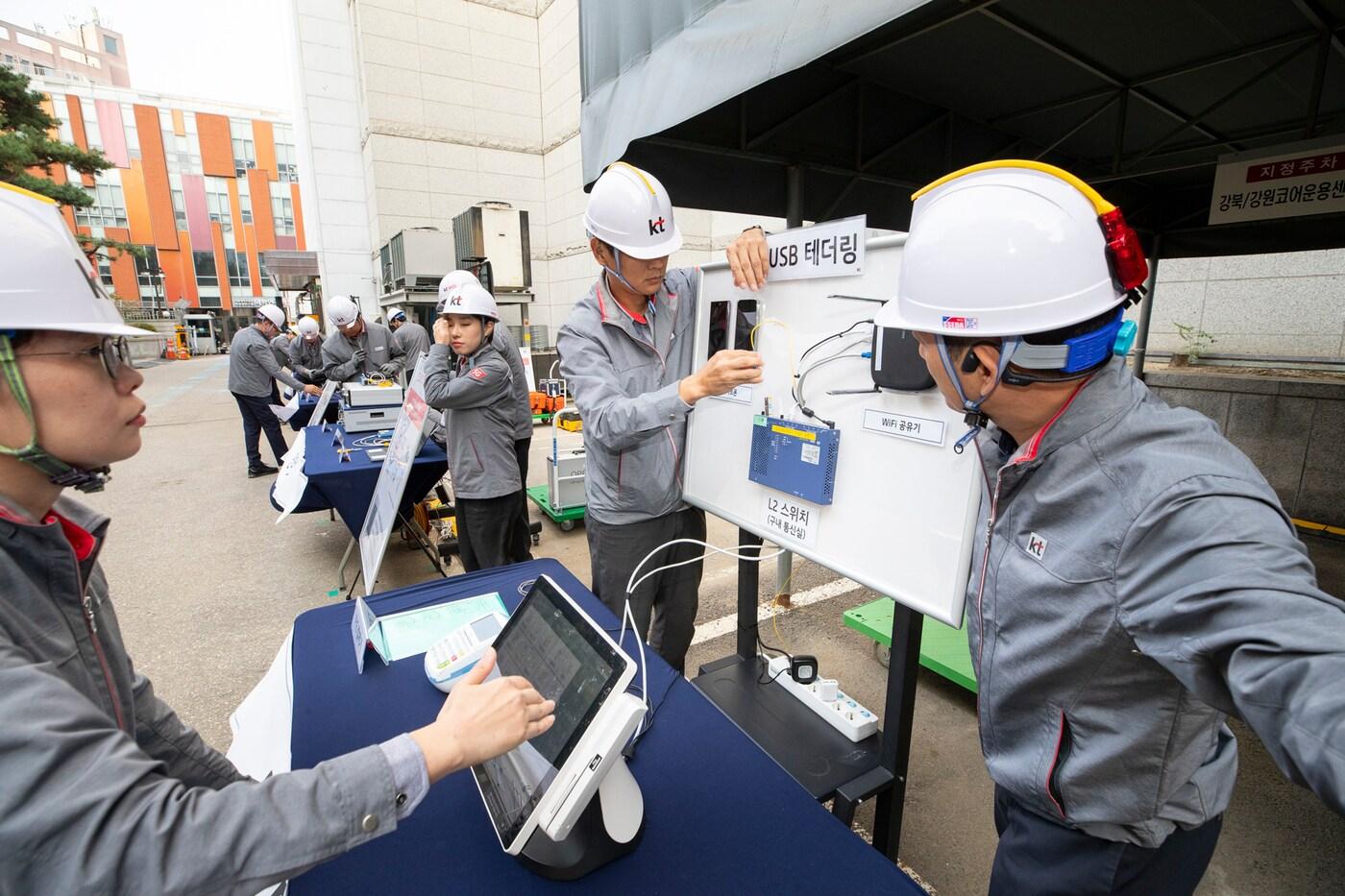 KT 직원들이 18일 KT 혜화국사서 실시한 ‘2023년 KT 전사 위기대응 합동 실전 훈련’에 참가해 대규모 통신장애 상황에 대응하는 실전 긴급복구 훈련을 진행하고 있는 모습. (KT 제공)