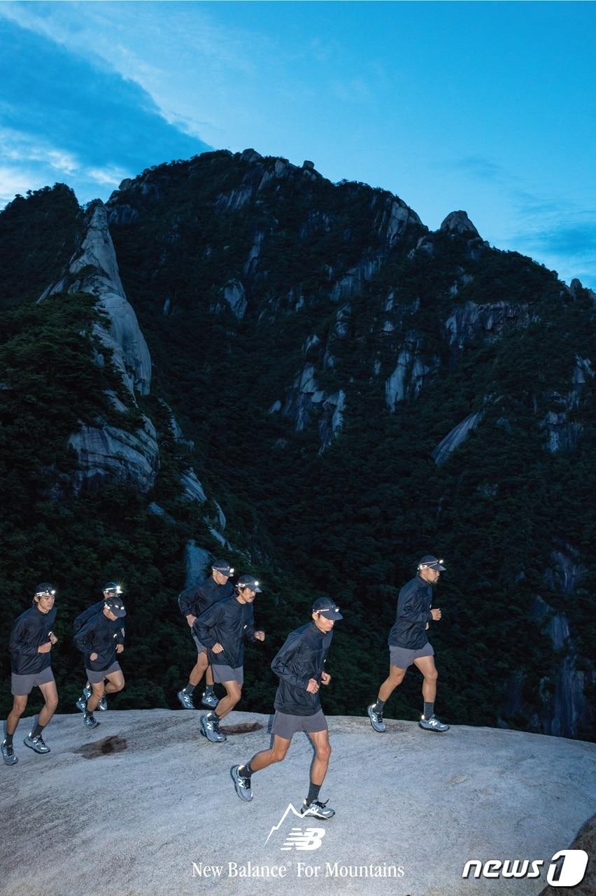 본문 이미지 -  뉴발란스는 국내 아웃도어 브랜드 케일(CAYL)과의 콜라보레이션 제품을 공개했다.(뉴발란스제공)